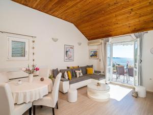 Indys Beach Apartments -Two Bedroom Apartment with Balcony and Sea View