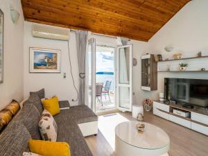 Indys Beach Apartments -Two Bedroom Apartment with Balcony and Sea View