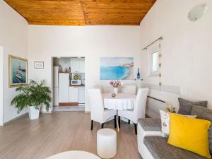 Indys Beach Apartments -Two Bedroom Apartment with Balcony and Sea View