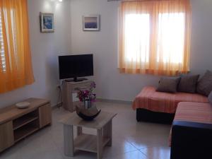 Apartments Mimose - Two Bedroom Apartment with Terrace and Sea View Lile