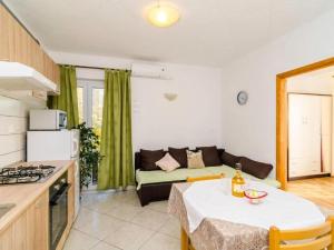 Guest House Fontana - One Bedroom Apartment with Balcony and Sea View