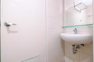 Cozy Style and Good Deal Studio Signature Park Grande Apartment By Travelio