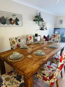 Rose Lake View, 3 Bed Luxury Cotswolds Lake House, South Cerney, Cirencester