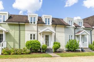 Rose Lake View, 3 Bed Luxury Cotswolds Lake House, South Cerney, Cirencester