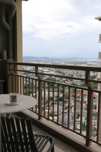 Kapitolyo Prisma Residential Condo TCPH21 - NYC Vibes Penthouse with KTV Pool and Balcony with City View Panorama 5 Min Drive to BGC St Lukes and Ortigas - Staycations by SMS