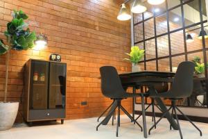 Kapitolyo Prisma Residential Condo TCPH21 - NYC Vibes Penthouse with KTV Pool and Balcony with City View Panorama 5 Min Drive to BGC St Lukes and Ortigas - Staycations by SMS