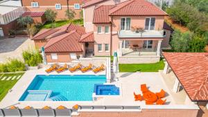 Villa Istra Kamen for kids & families near Pula for 18 people with sport activities, wellness & 67 m2 heated private pool