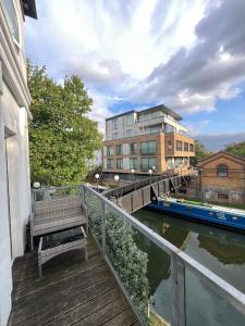Charming Canal-Side Flat Near Iconic Portobello Rd