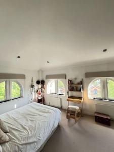 Charming Canal-Side Flat Near Iconic Portobello Rd