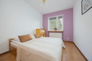 Spacious Apartment with Parking by Noclegi Renters