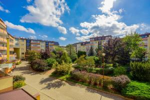 Spacious Apartment with Parking by Noclegi Renters