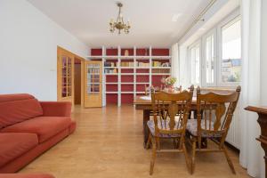 Spacious Apartment with Parking by Noclegi Renters