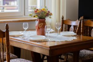 Spacious Apartment with Parking by Noclegi Renters