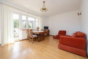 Spacious Apartment with Parking by Noclegi Renters