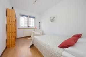 Spacious Apartment with Parking by Noclegi Renters