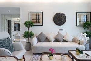 Livbnb - 2B with Modern Interiors, Emaar Boulevard