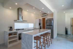 Villa Nestor - New Contemporary 3bd villa next to the Beach