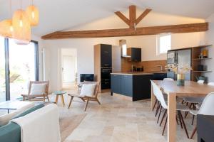 Maison rénovée avec piscine chauffée à deux pas de la mer