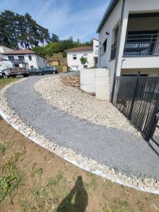 Appartements Rez-de-jardin de Maison avec spa et borne d-arcade : photos des chambres