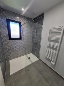 Appartements Rez-de-jardin de Maison avec spa et borne d-arcade : photos des chambres