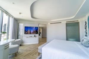 Phòng Club Grand Loại Sang Có Ban Công (Club Grand Deluxe Room with Balcony)