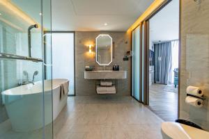 Phòng Club Grand Loại Sang Có Ban Công (Club Grand Deluxe Room with Balcony)