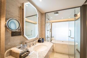 Phòng Club 1 Phòng Ngủ Hướng Sông (Club 1-Bedroom River View Room)