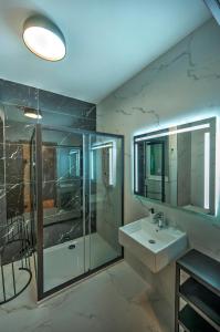 Large and stylish 1 bedroom 2 bathrooms AGER1-1