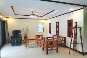 Avilas Hostel Moalboal near Beach