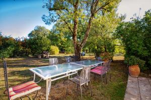 Maisons de vacances La Maison des Chenes - Piscine et grand terrain arbore dans une ambiance bucolique. : photos des chambres