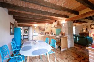 Maisons de vacances La Maison des Chenes - Piscine et grand terrain arbore dans une ambiance bucolique. : photos des chambres