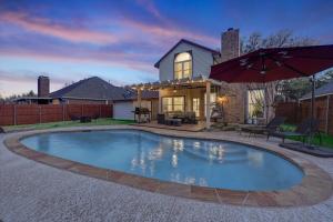 Glamorous 4BR 2,5BA Holiday Home with Pool, Game Room & Fire Pit