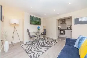 Modern London 1 bed apartment, Own Garden! - London