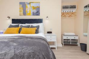 Modern London 1 bed apartment, Own Garden!