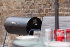 Modern London 1 bed apartment, Own Garden!