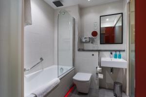Standard King Room room in Holiday Inn Sittingbourne an IHG Hotel