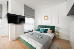 Urban Gem with private parking, relaxing balcony at Metro Station, only 10 min to city centre