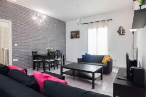 Stylish 1 Bd Apt with Balcony in Kato Petralona