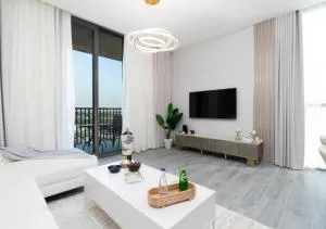 Chic 2BR Urban Retreat w Captivating Dubai Views by Vibel - Dubai