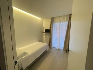 Edificio Reyes Católicos Alicante Centro by Renthas