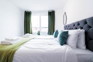 Spacious and Sunny Flat l River Balcony View !