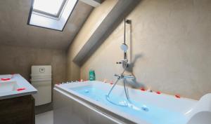 Cloud Stylish flat with jacuzzi near city center