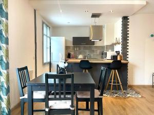 Appartements 147 - Vue Cite Medievale et Parking : photos des chambres
