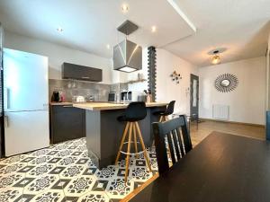 Appartements 147 - Vue Cite Medievale et Parking : photos des chambres