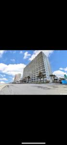 LUXURIOUS Oceanfront Condo, 1 bedroom-2 bath, Sleeps 4, indoor and outdoor pools, Waters Edge-Garden City-Murrells Inlet SC -NO PETS