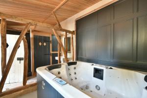 Jusquà 24 pers - Jacuzzi - Terrasses - Barbecue - Réde famille ou Séminaire
