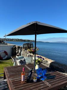 Splash Cottage beach house with Sea lapping Garden