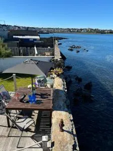 Splash Cottage beach house with Sea lapping Garden - 克劳福兹本