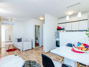 Apartment Vedrana- One-Bedroom Apartment with Balcony and Sea View