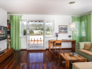 Apartment Alma - Two Bedroom Apartment with Terrace and Sea View 